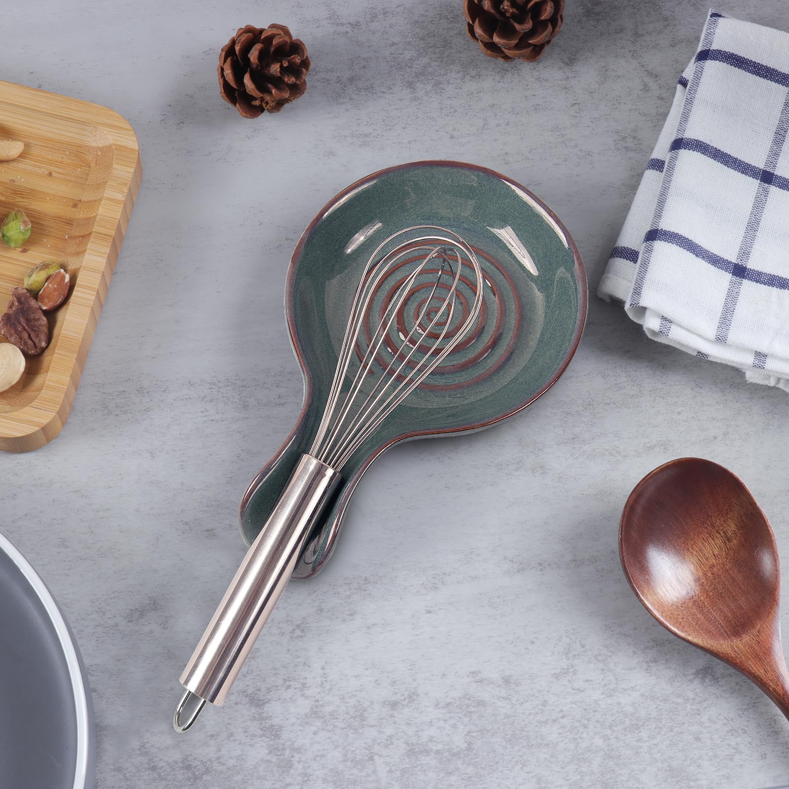 JINIHFW heat-resistant ceramic spoon rest protects countertops during use.