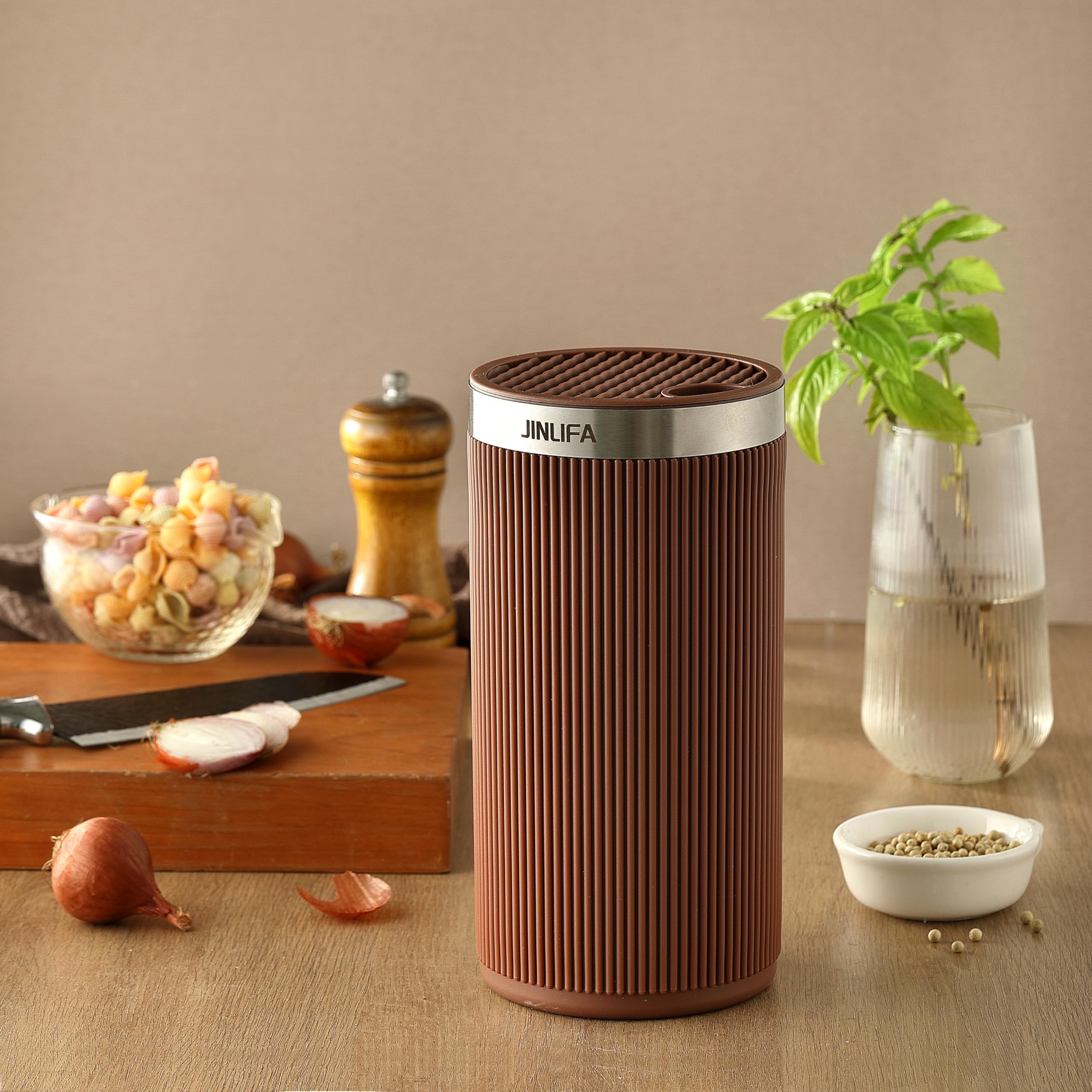 JINLIFA round knife holder fits in small kitchens with ease