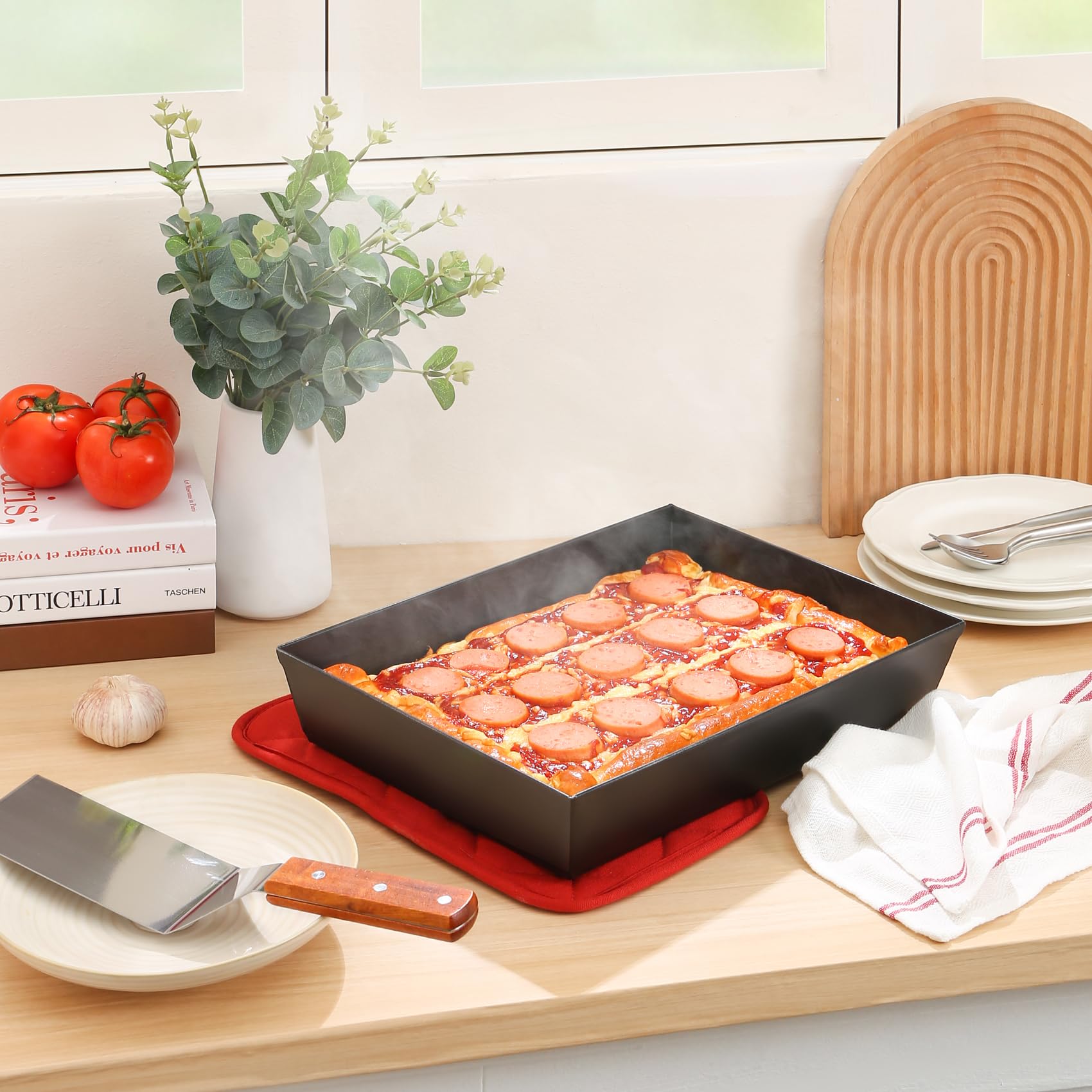 Jisculo Detroit pizza pan interior shows pre-seasoned surface for easy release