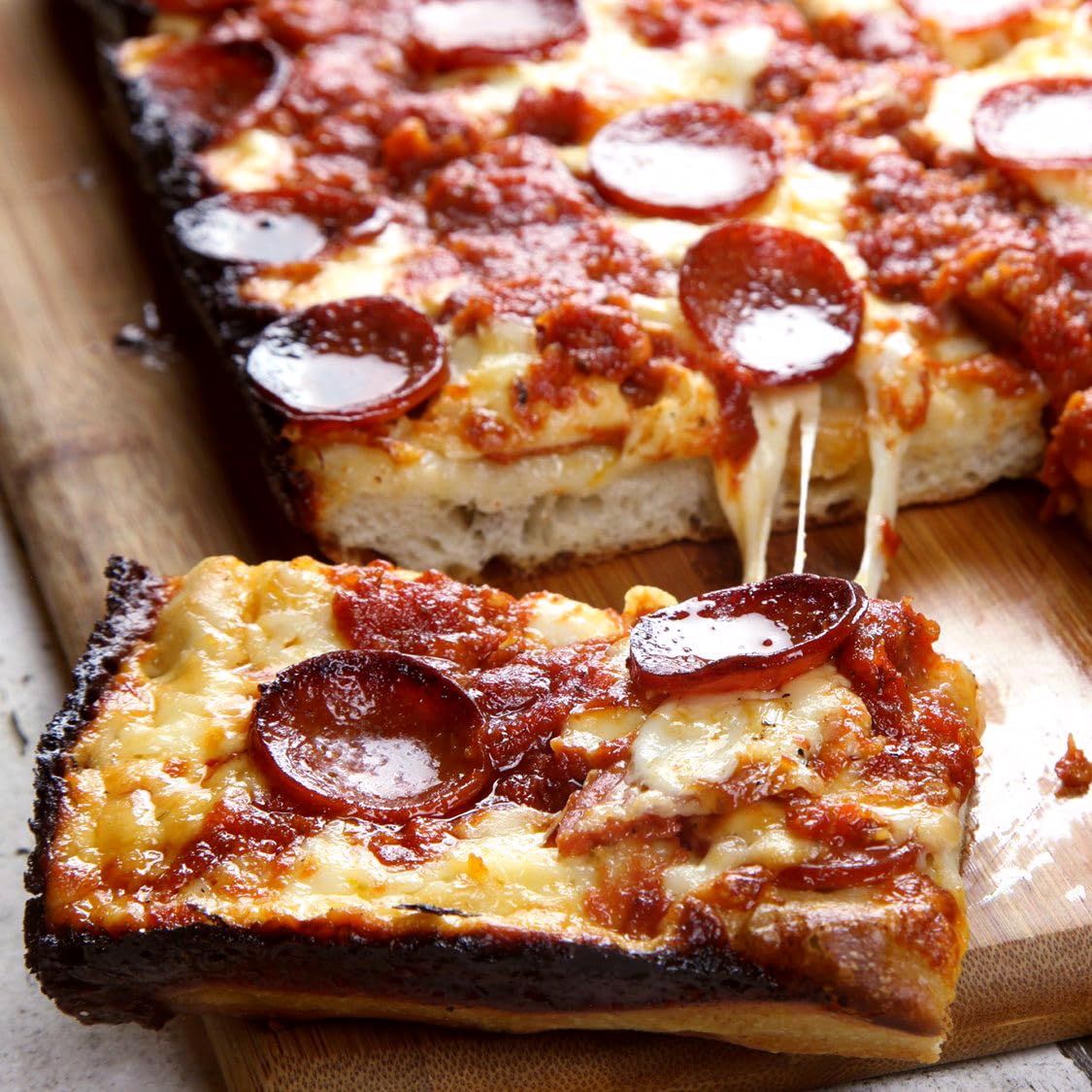 Jisculo Detroit-style pan delivering crispy crust and caramelized cheese