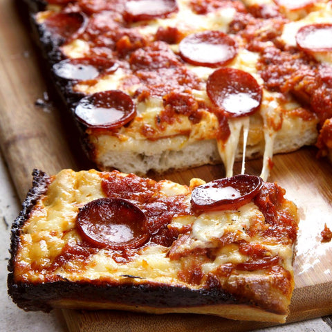 Jisculo Detroit-style pan delivering crispy crust and caramelized cheese