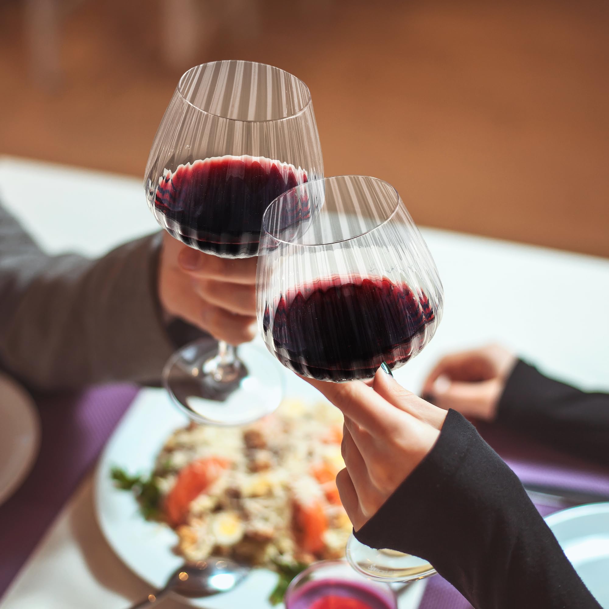 Joeyan wine glass set makes a sophisticated gift for weddings, anniversaries, or holidays.