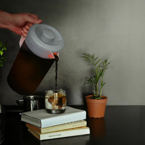 JOEY'Z water pitcher comfort-grip handle for controlled pouring
