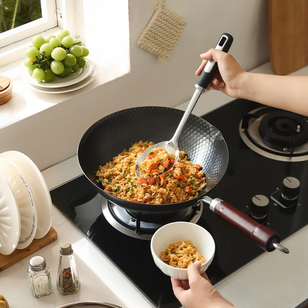 JULIPRO soup ladle pouring soup from a pot