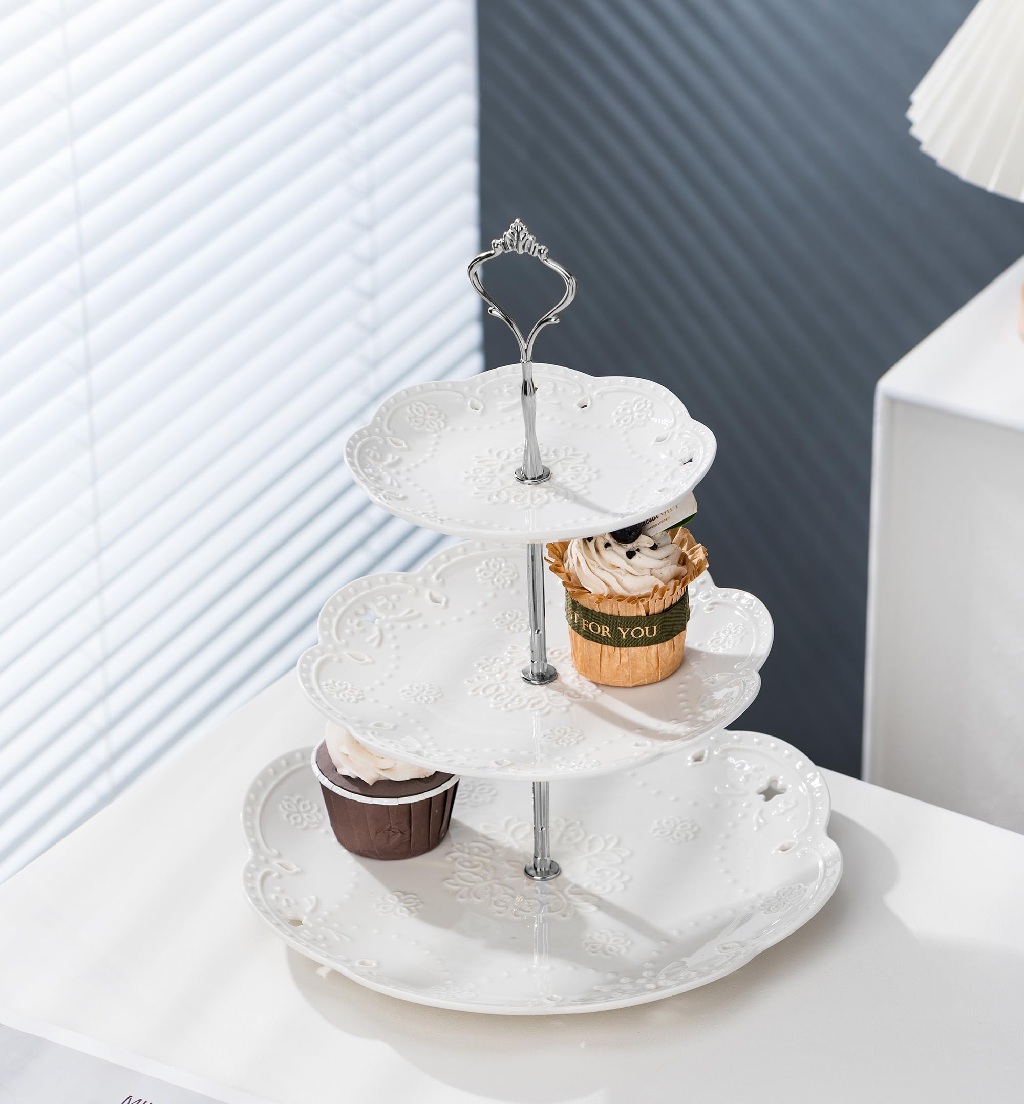 Jusalpha Cupcake Stand detailing relief patterns with gold stents.