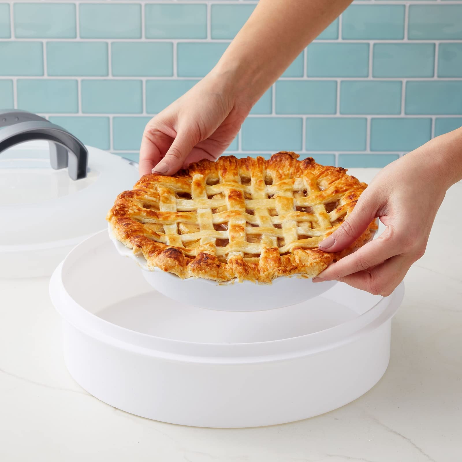Juvale durable plastic shell of the pie carrier ready for repeated use.