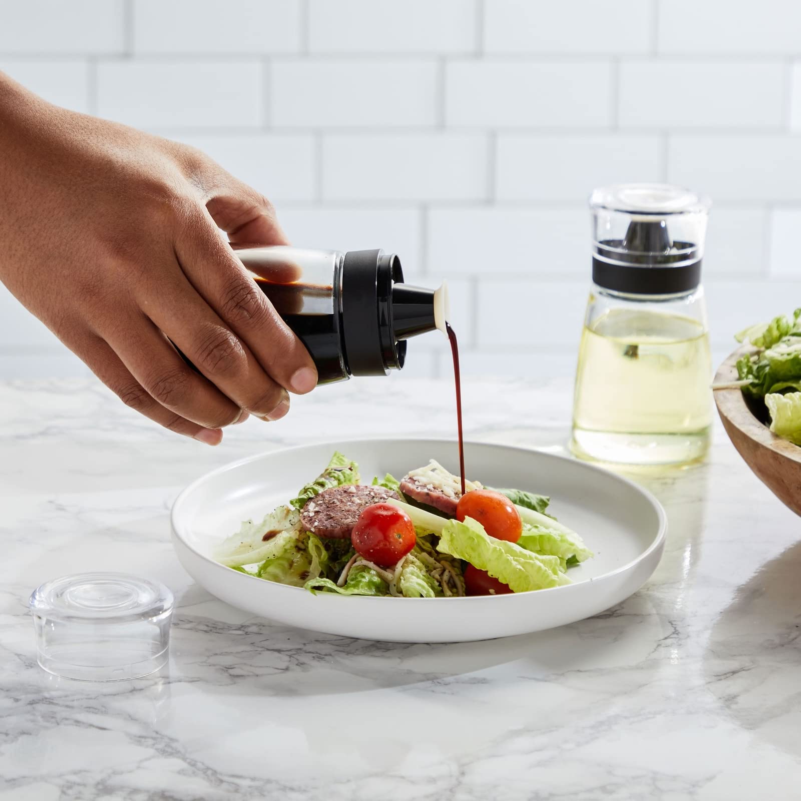 Juvale snap-on cap ensures secure, spill-free pouring.