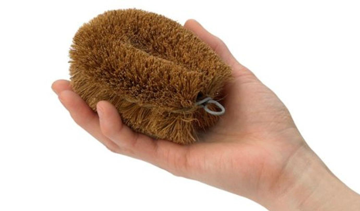 KAMENOKO TAWASHI natural bristles scrub a colander.