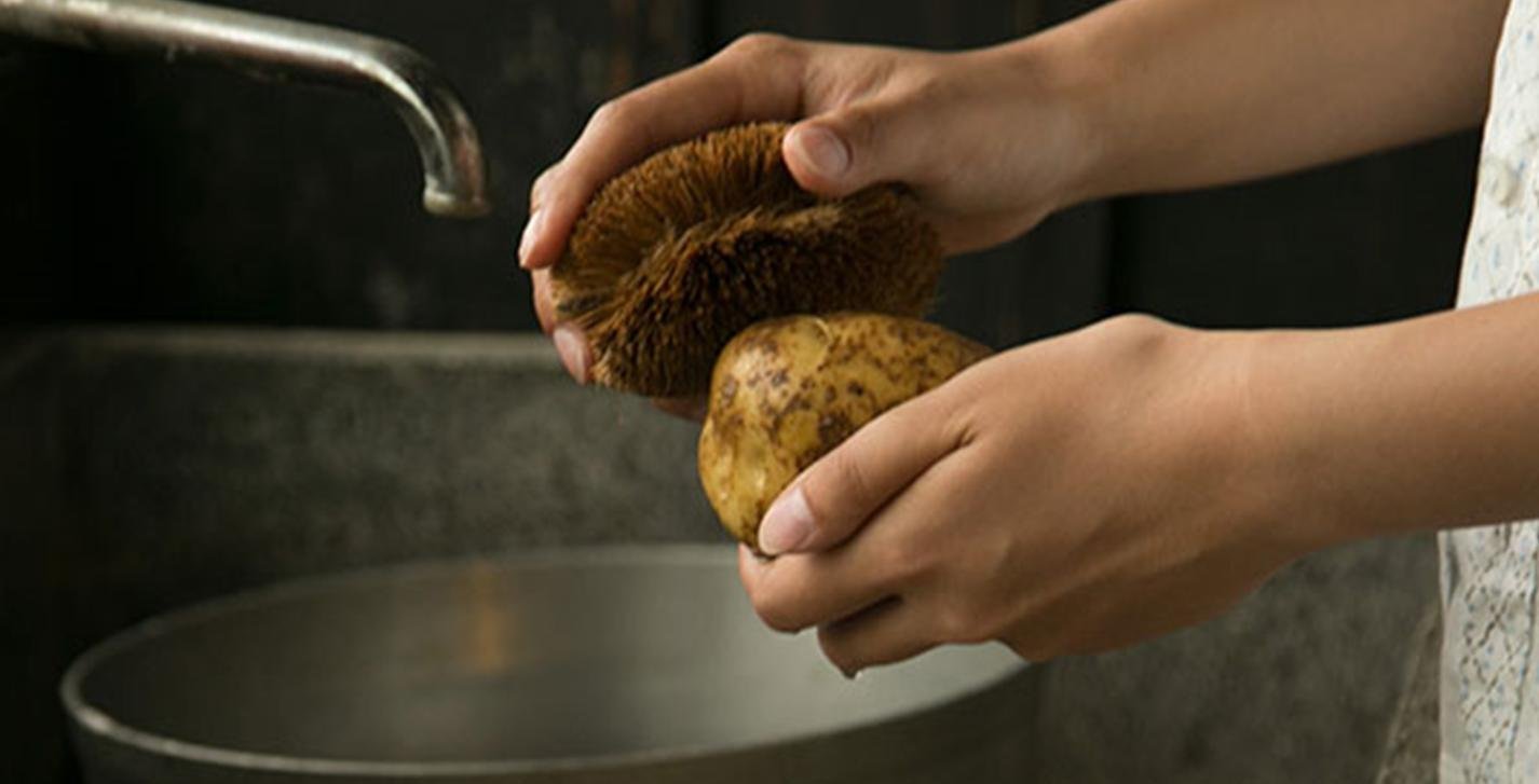 KAMENOKO TAWASHI compact brushes store easily after use.