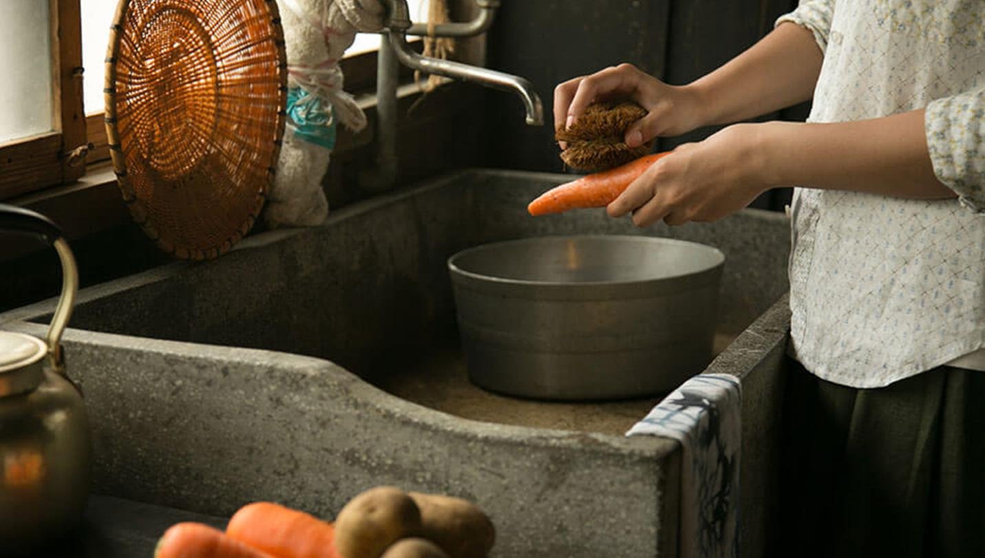 KAMENOKO TAWASHI natural fibers safe for nonstick surfaces.