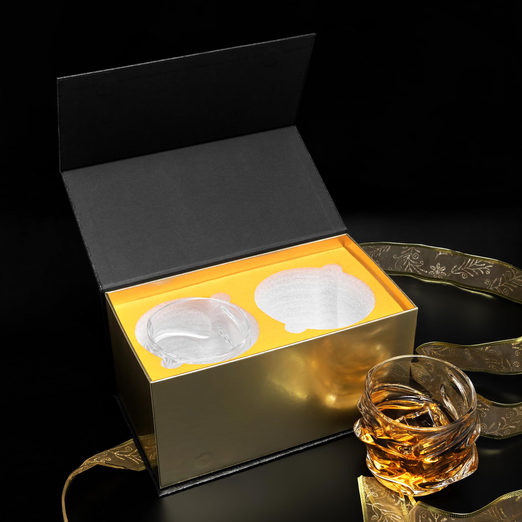KANARS clear crystal glass reflects light beautifully for an impressive table setting.