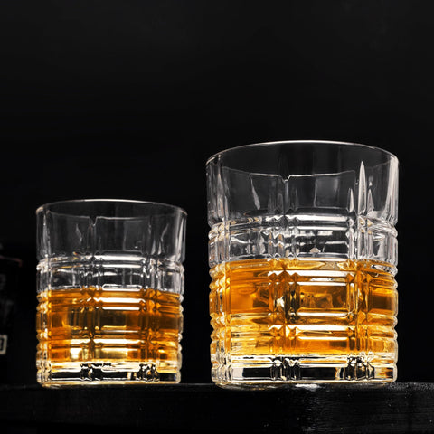 KANARS Crystal Whiskey Glasses held in hand show comfortable grip and stability.