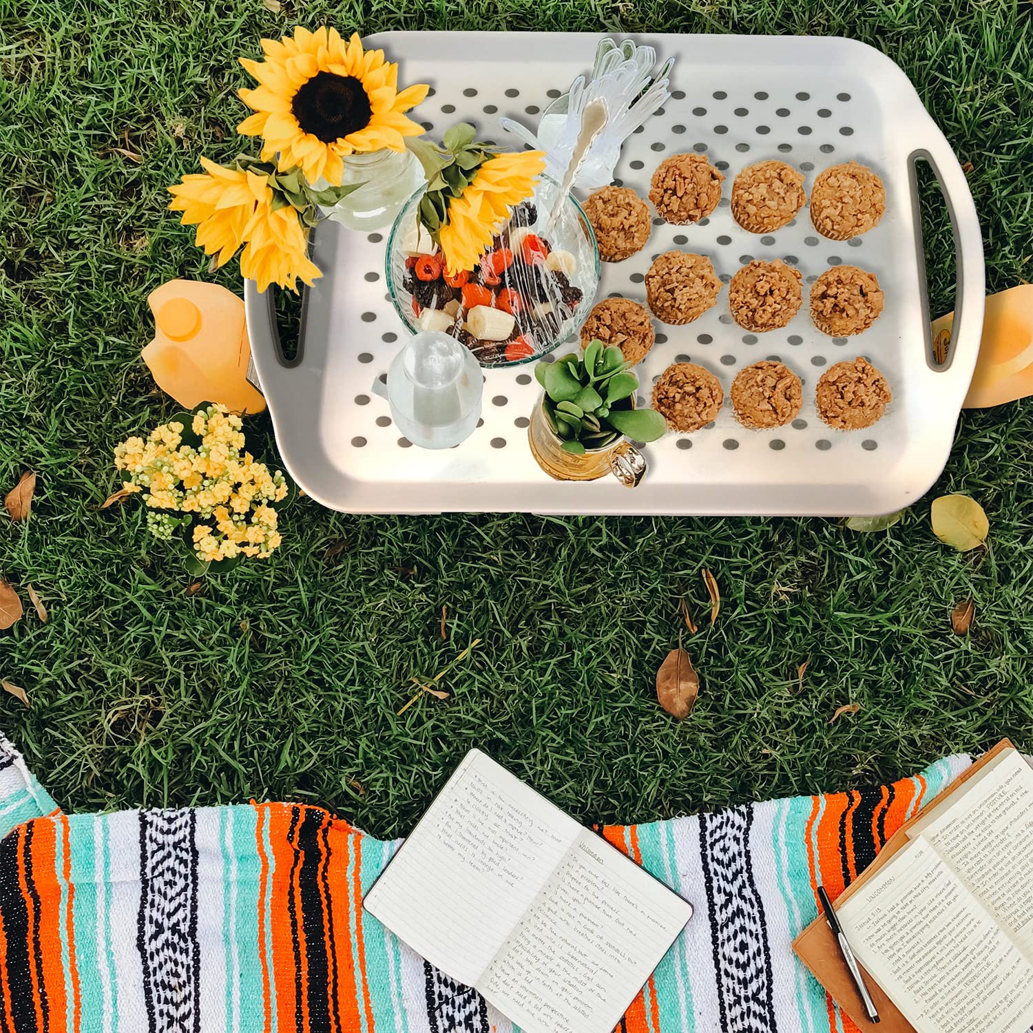 KAQAHIDO stackable and easy-clean tray stores neatly between meals.