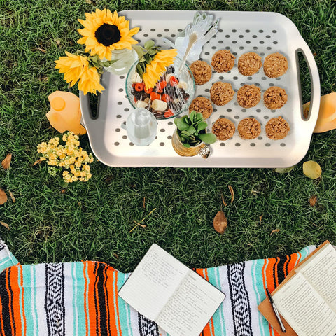 KAQAHIDO stackable and easy-clean tray stores neatly between meals.