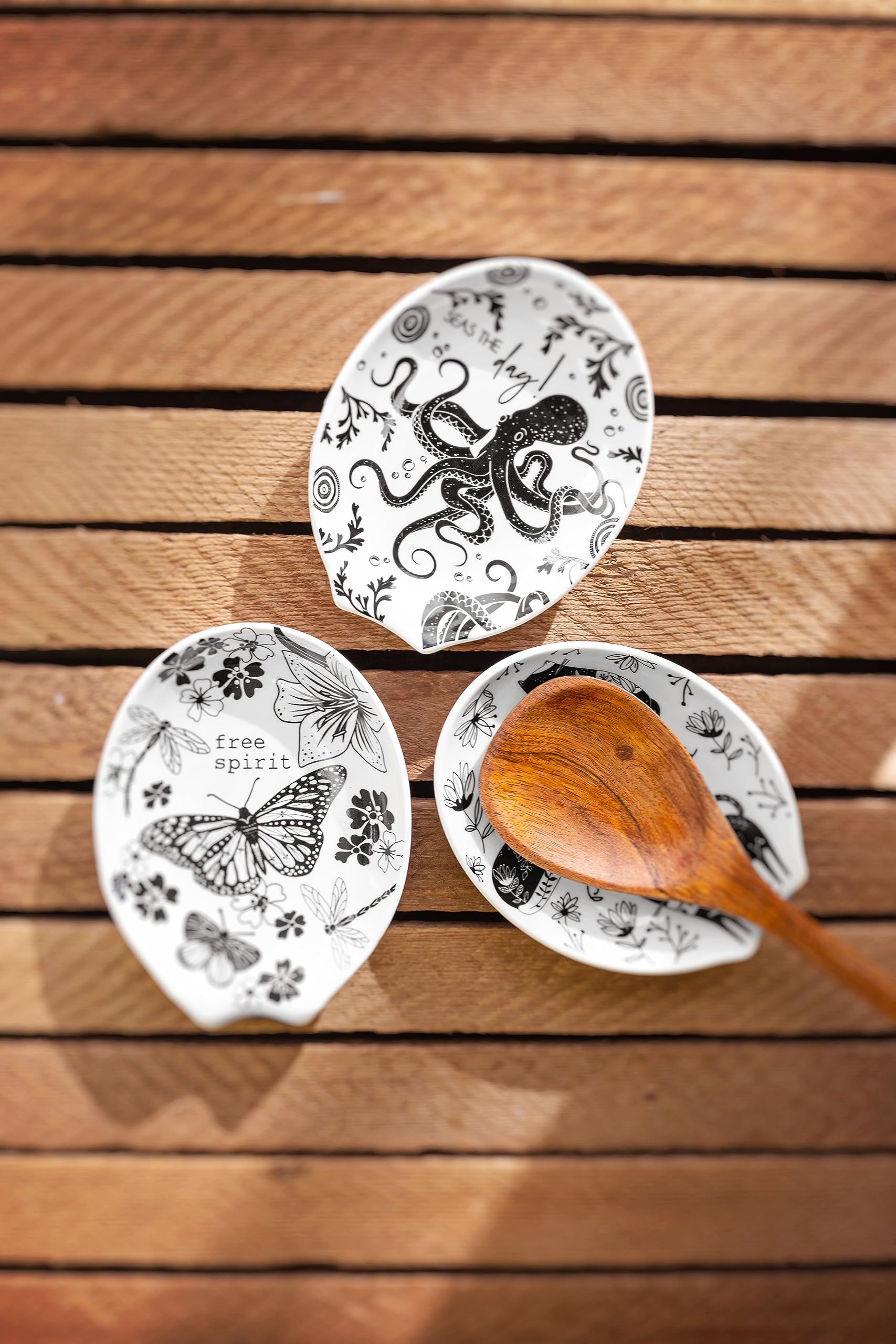 Compact spoon rest size fits countertops easily
