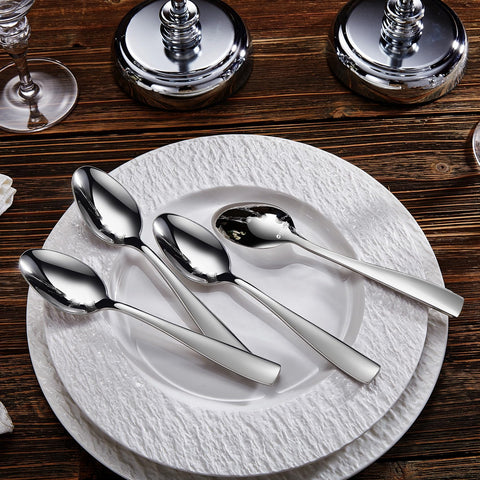 KEAWELL Louis spoon set mirror-finish close-up reflecting light for a premium table look.