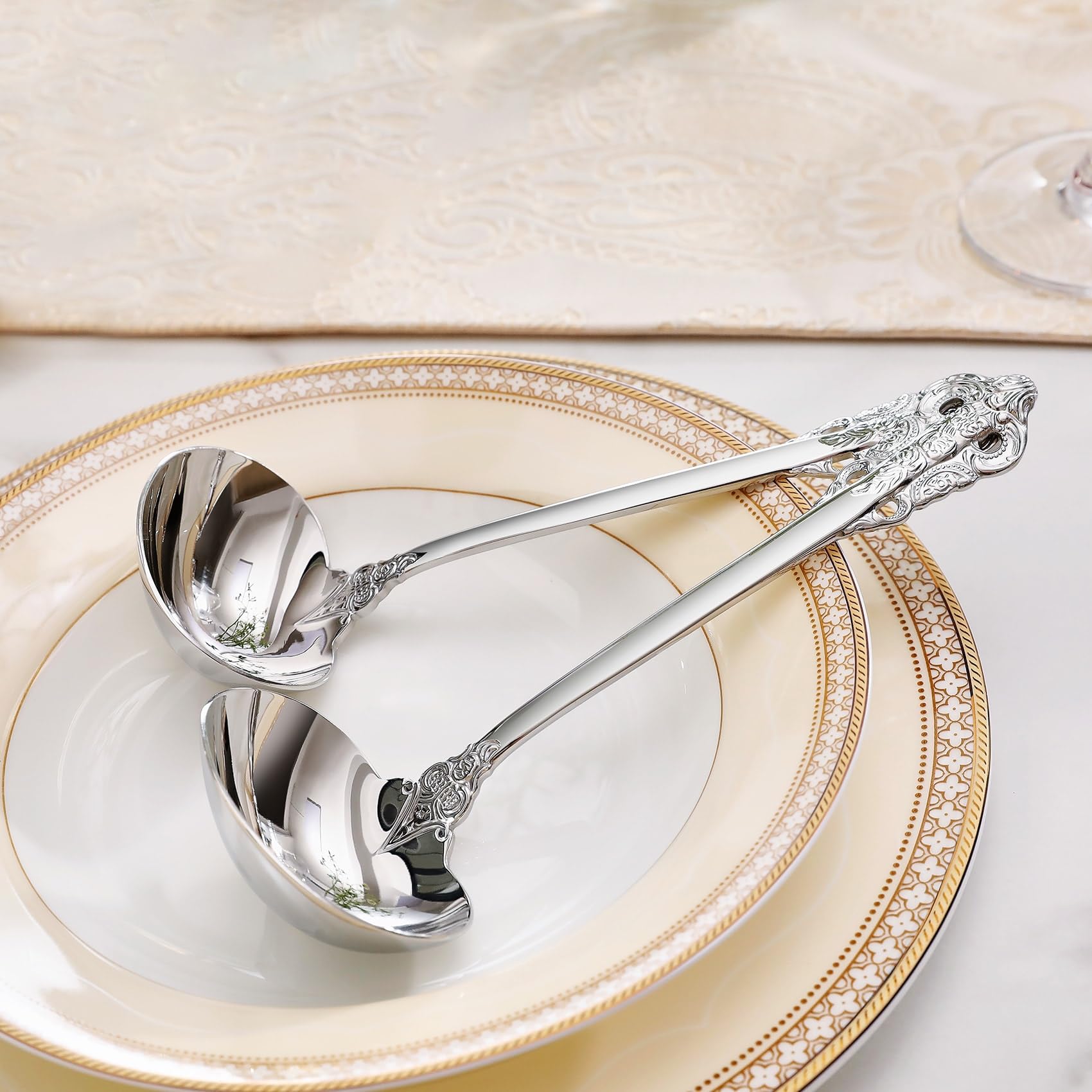 KEAWELL precision pour keeps gravies neatly on the plate.
