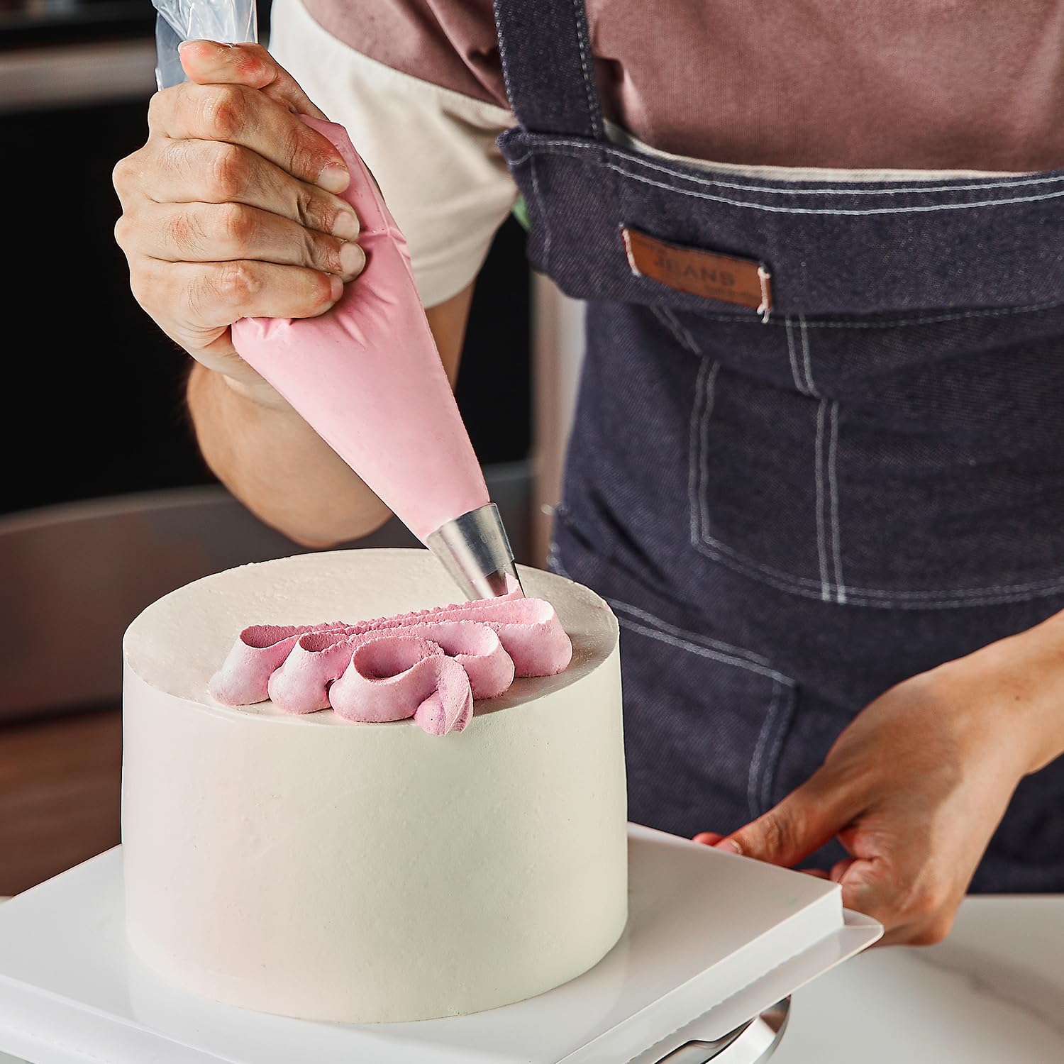Keenpioneer piping bag for cake, cupcake, and dessert decorating.