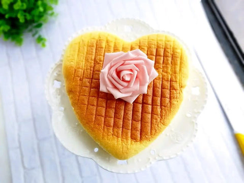 Kefyixc non-stick heart pan releasing a cake cleanly