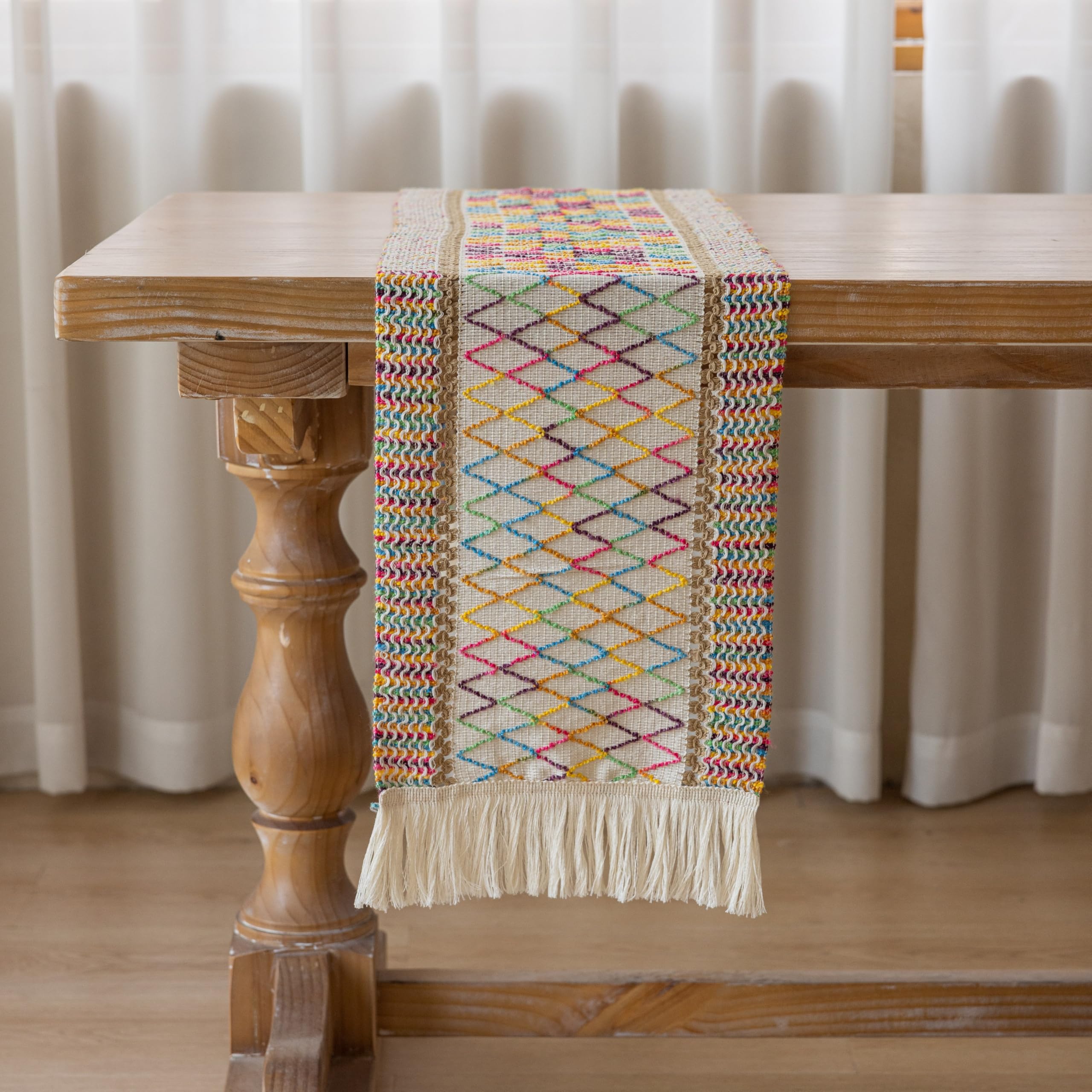Keketoarrange farmhouse dining ambience with natural textures for warm meals.