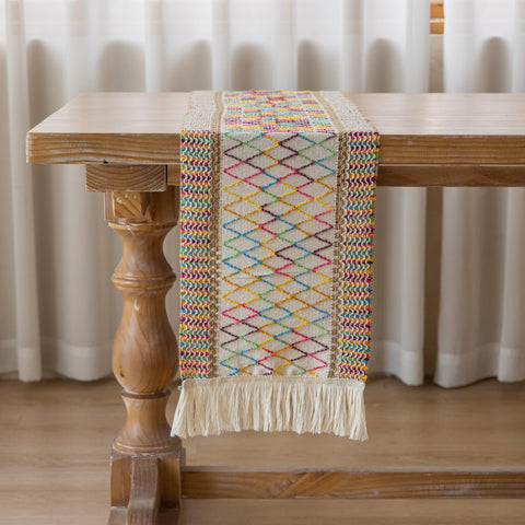 Keketoarrange farmhouse dining ambience with natural textures for warm meals.