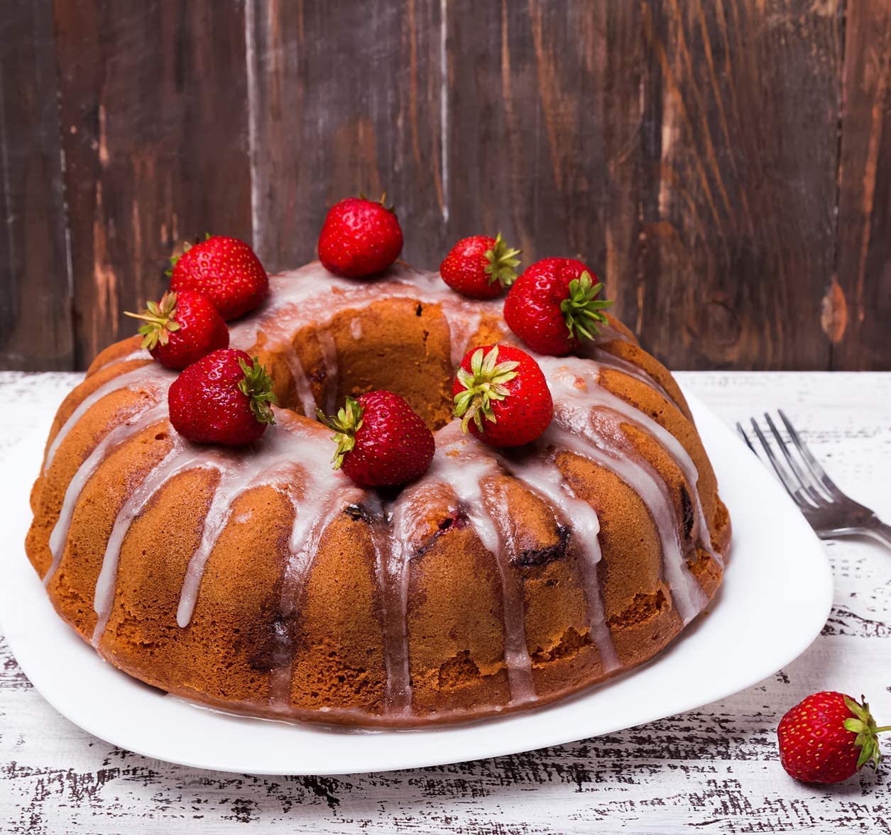 Kenond blue pan bakes decorative fluted cakes.