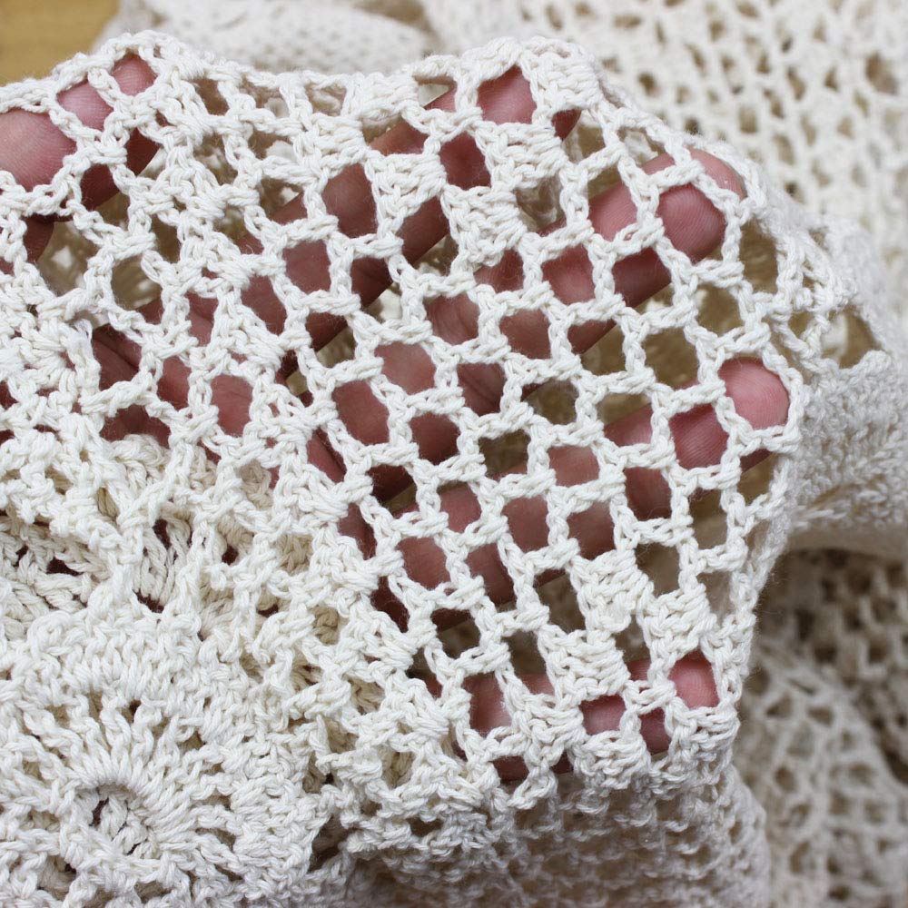 KEPSWET rectangular white table runner complements modern and traditional interiors.