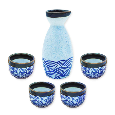 KeQiu sake bottle pour shows smooth, drip-free serving.