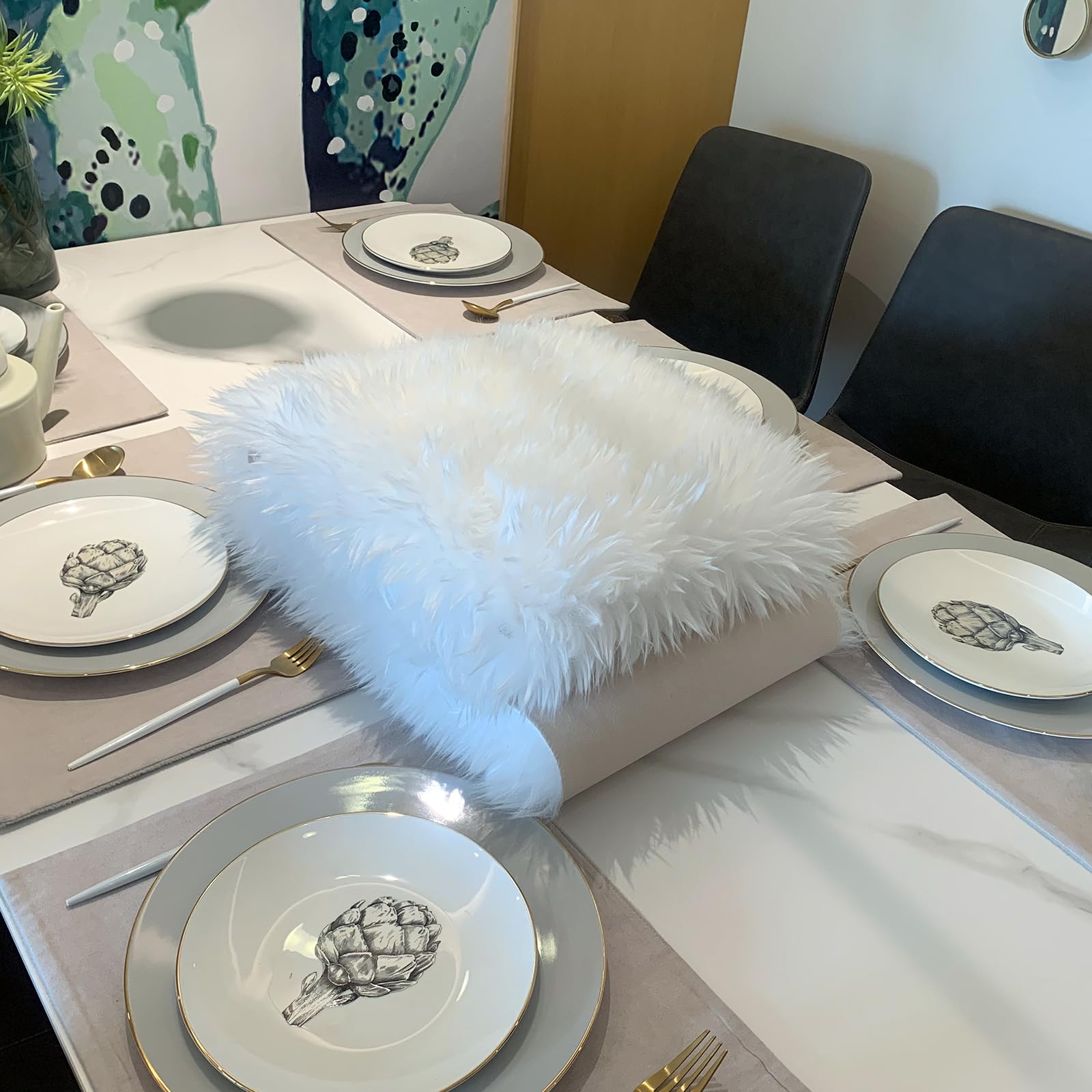 KERTFGOKU Christmas white fur runner brightens festive tables.