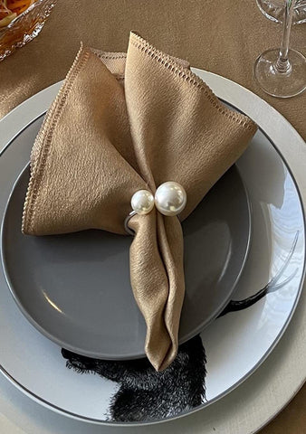 Kesote wedding dinner napkin rings adding subtle luxury to tables.