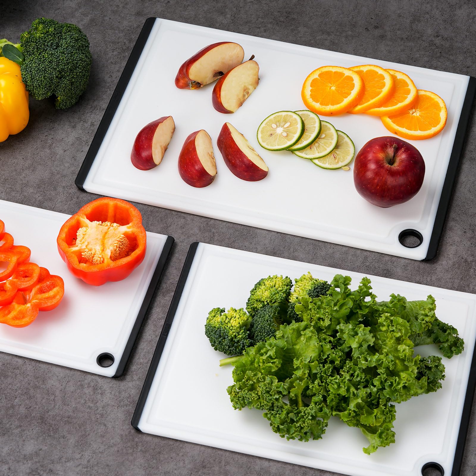 Kikcoin non-slip texture keeps ingredients steady during chopping.