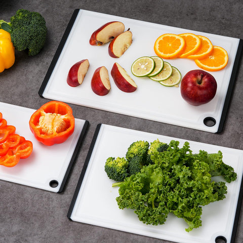 Kikcoin non-slip texture keeps ingredients steady during chopping.