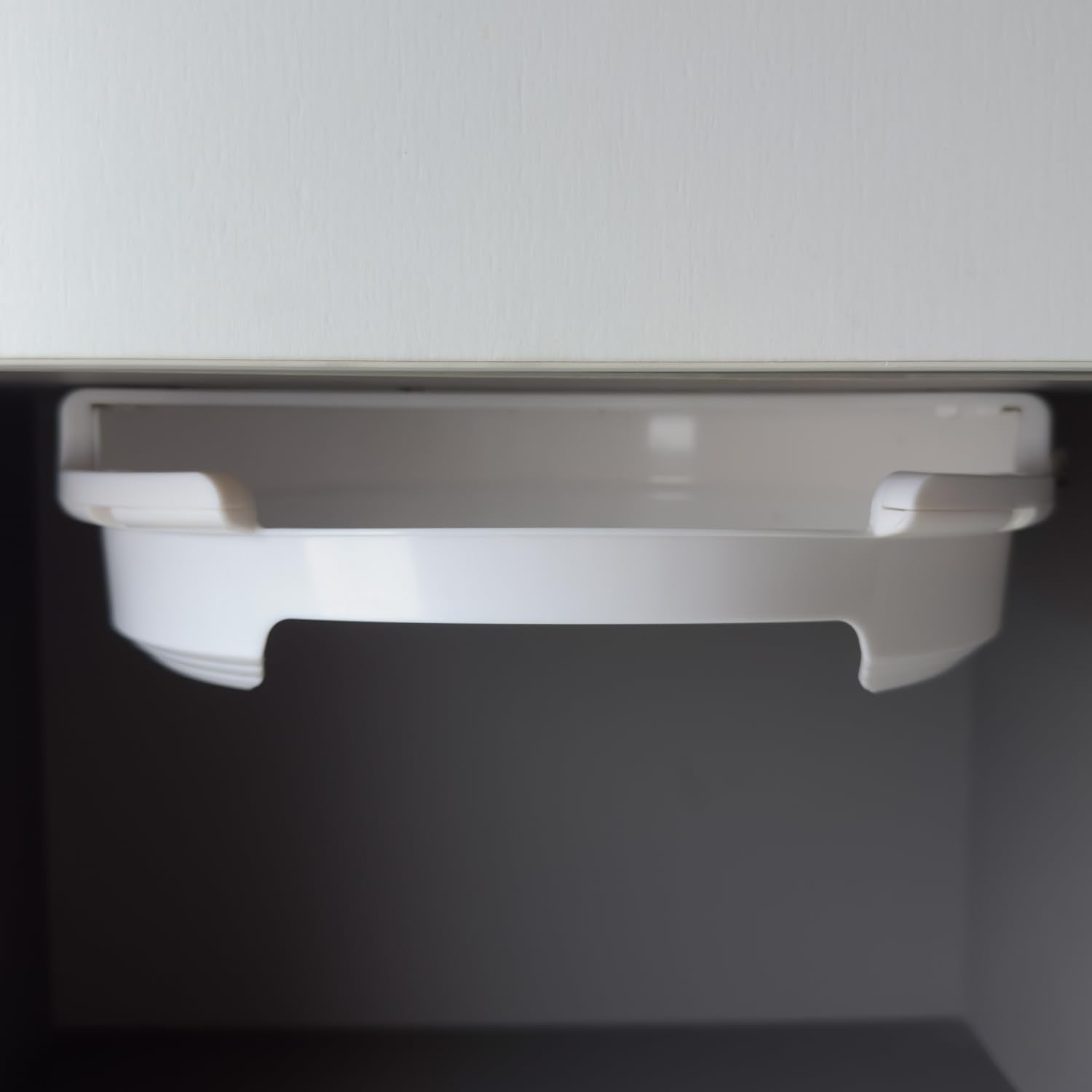 Kikiniko plate holder installation options with screws or tape