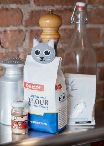 Kikkerland Cat Talking Bag Clip close-up shows meow sound feature for easy bag sealing