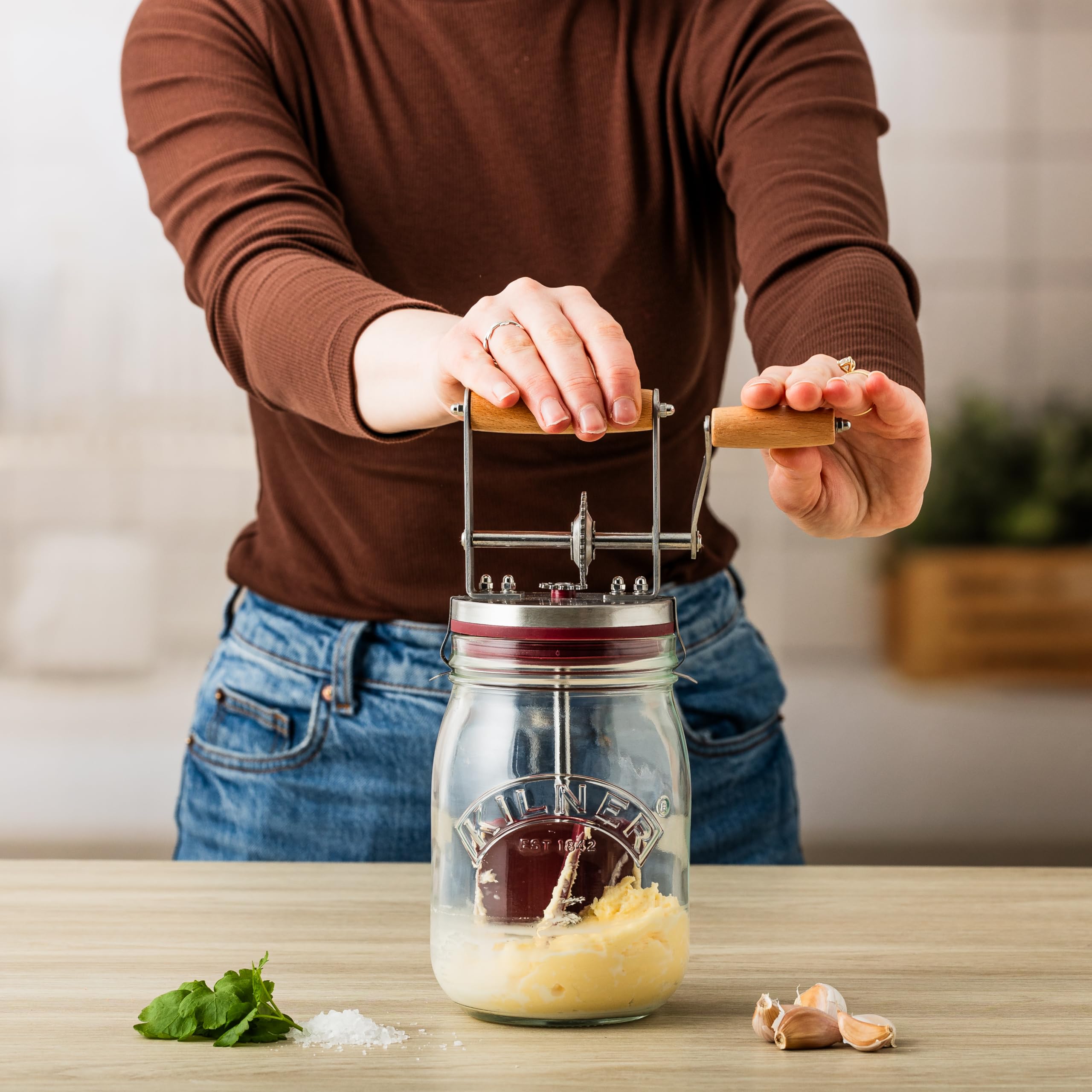 Kilner churn yields about half cup butter per 10 oz cream.