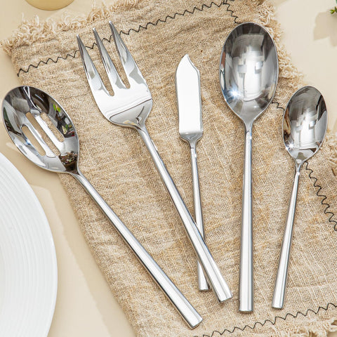 Kingstone dinner spoon with reflective surface and comfortable grip
