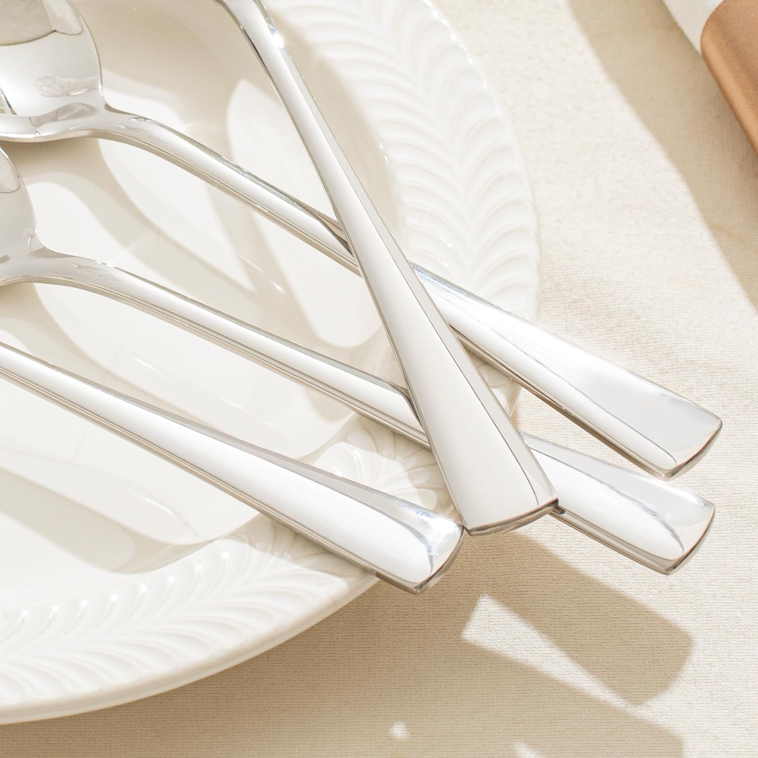 KINGSTONE ideal for weddings and events with elegant tableware.