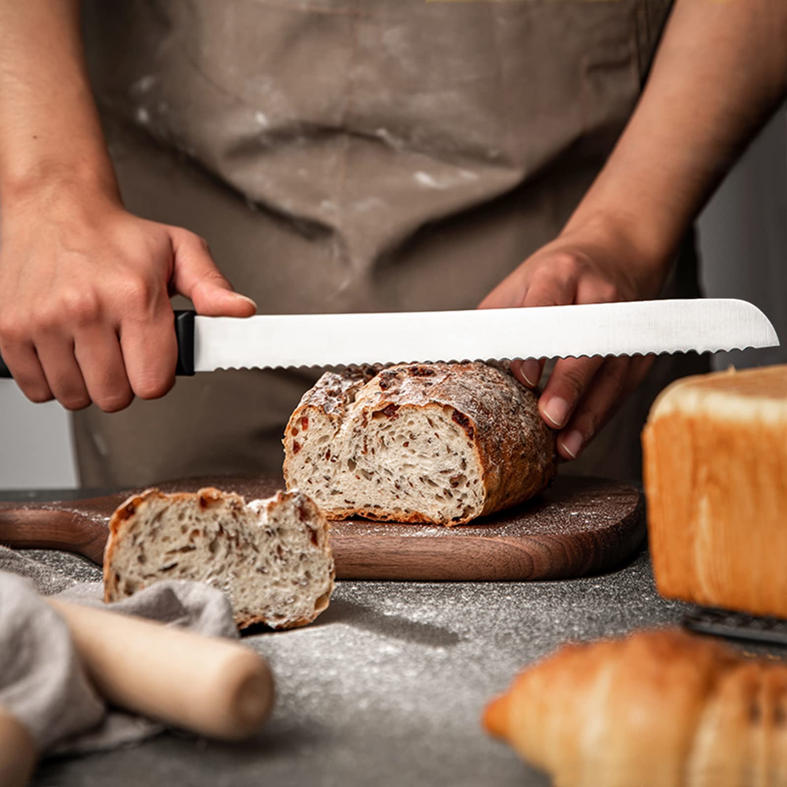 Kiss Core 18.1 inch overall knife shown for wide loaves and easy slices.