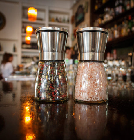 Kitchen-GO Himalayan pink salt grinder close-up shows mineral-rich crystals and easy refilling.