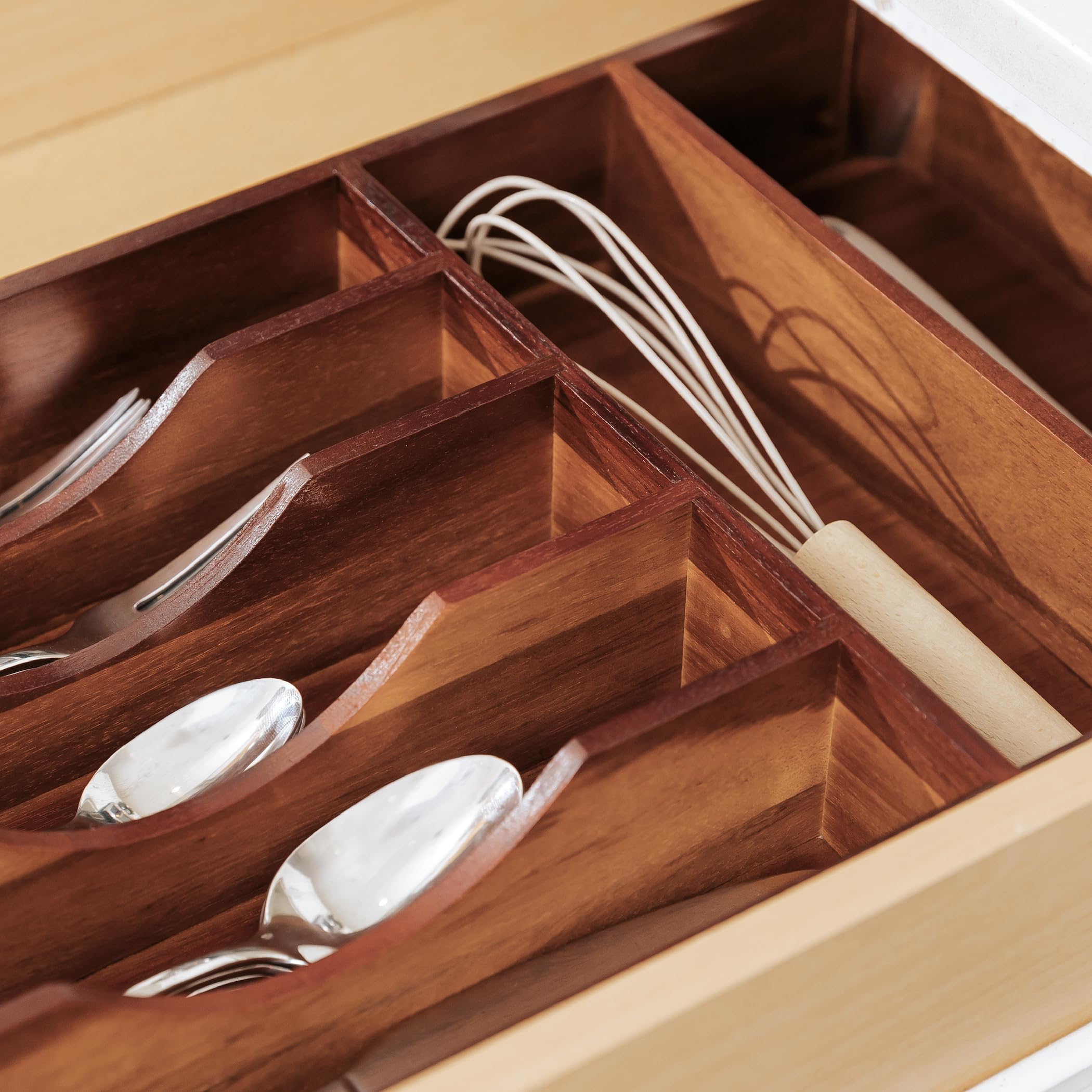 KitchenEdge rounded corners protect fingers while reaching for utensils.