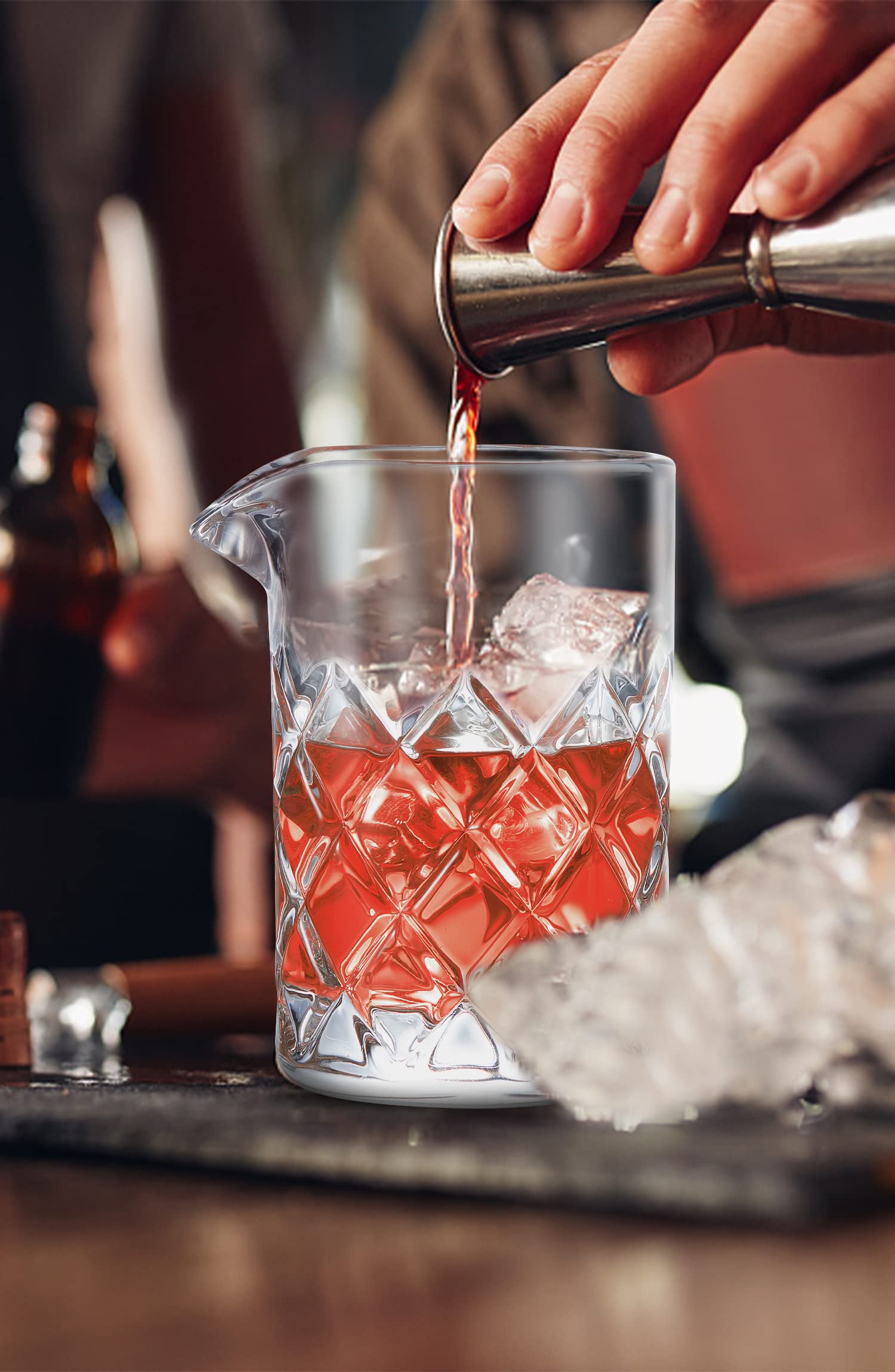 Diamond grip design helps bartenders easily hold the glass.