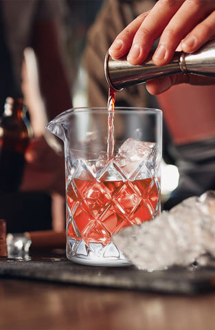 Diamond grip design helps bartenders easily hold the glass.