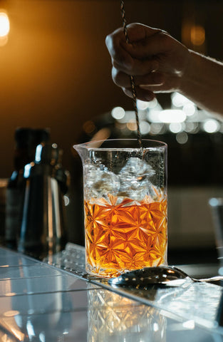 KITESSENSU Dishwasher-safe mixing glass for home and pro kitchens.