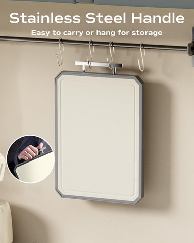 KLAPOLA SnowClad stainless steel handle provides a secure grip during use.