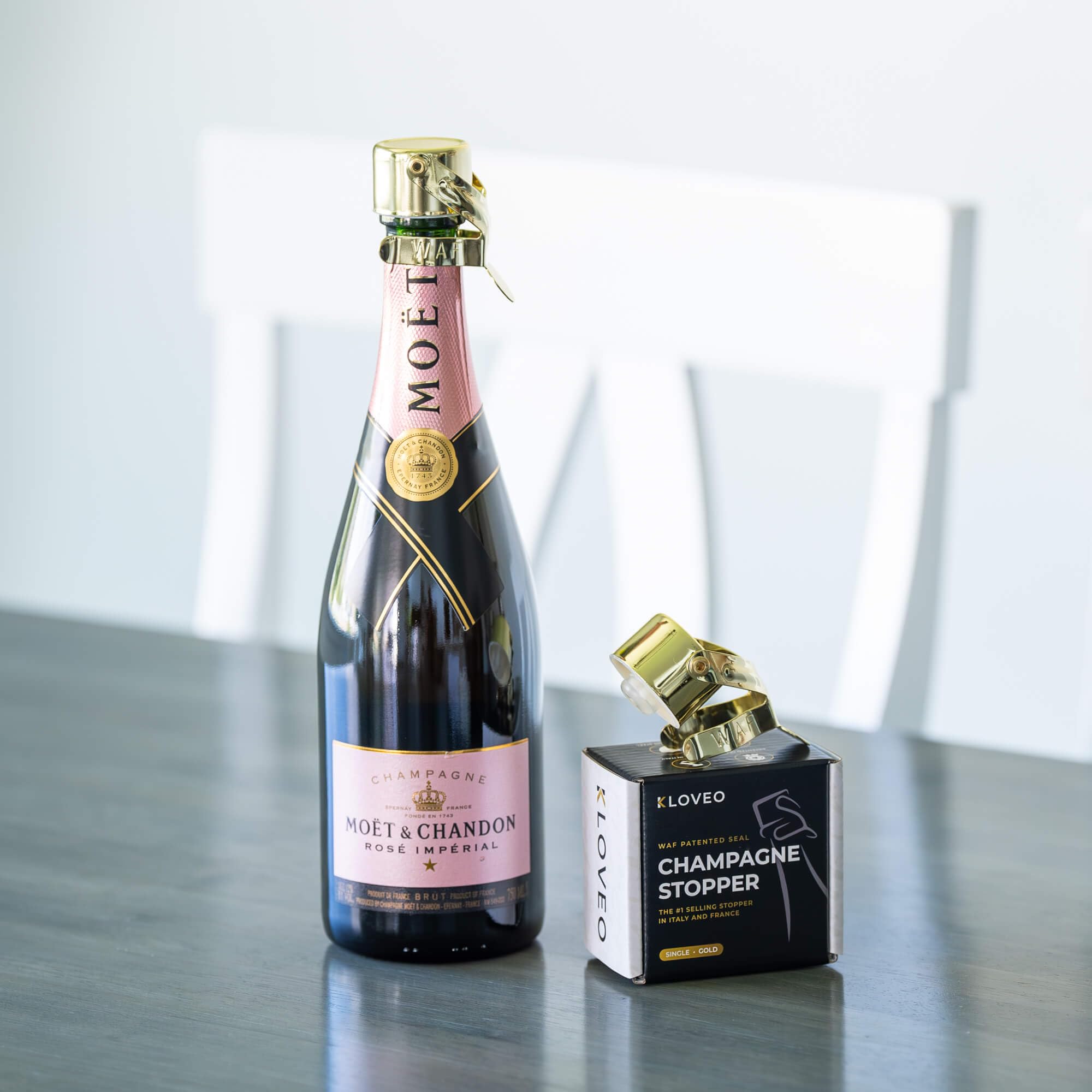 KLOVEO champagne stopper gold packaging display emphasizes premium quality.