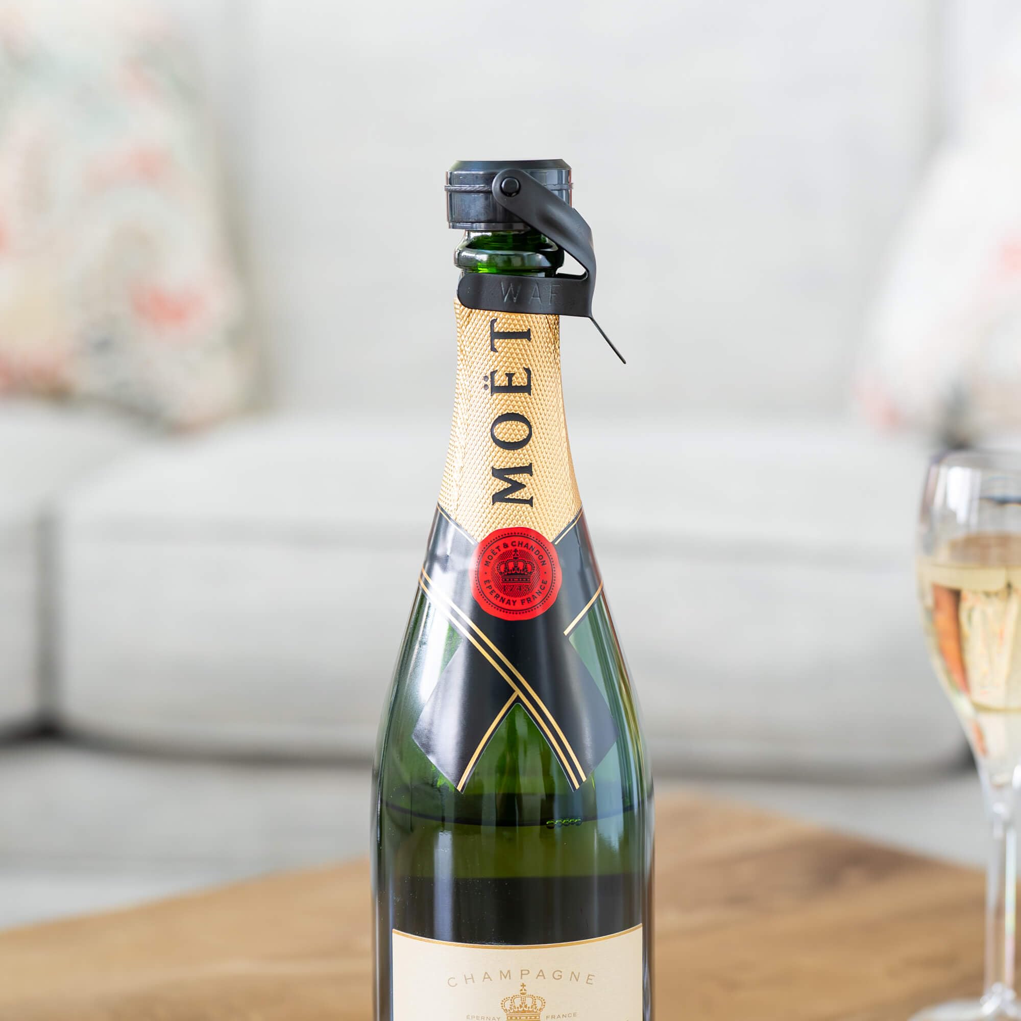 KLOVEO Champagne Stopper works vertical or horizontal to prevent leaks.