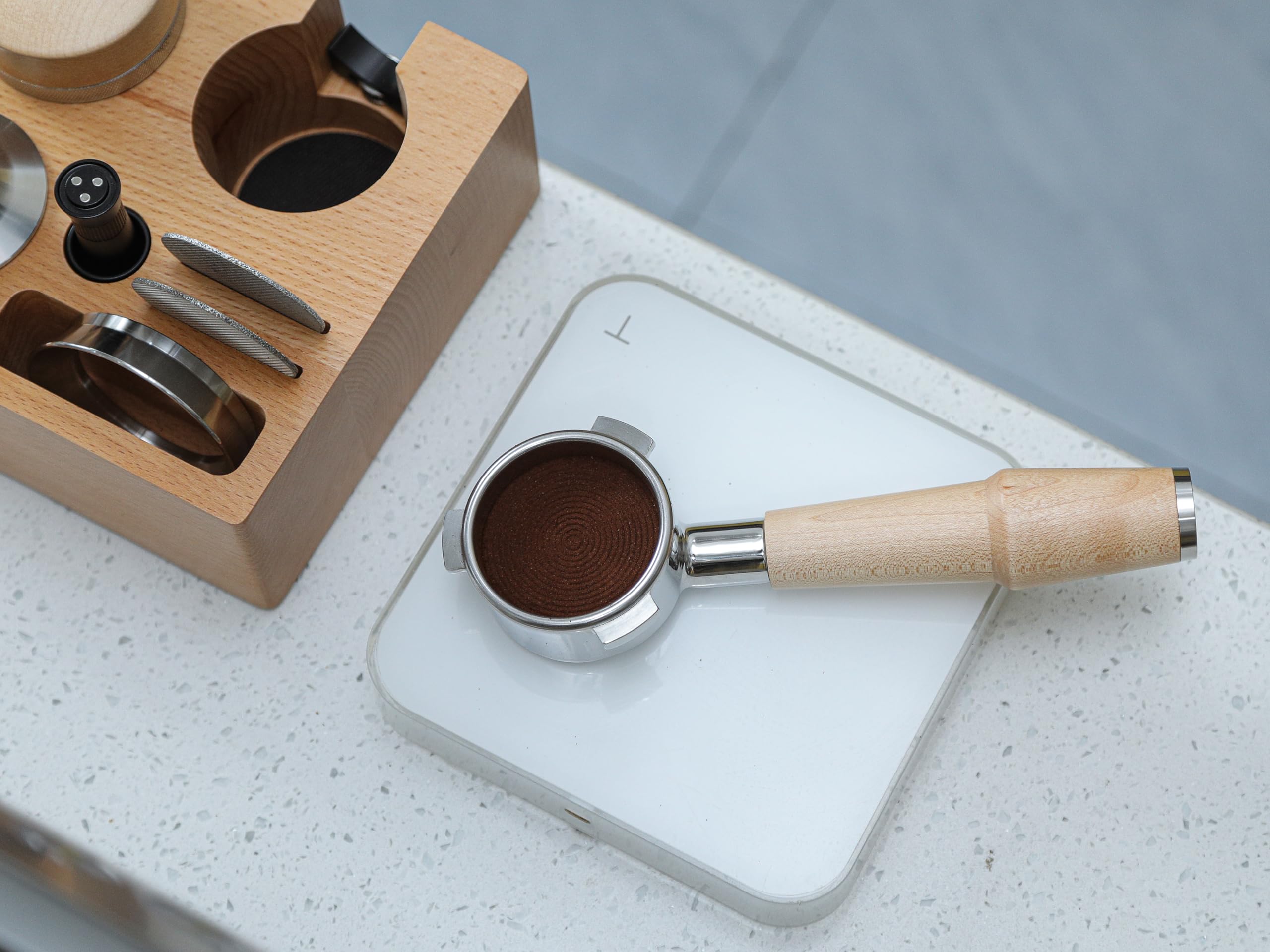 KNODOS bottomless 54mm portafilter lets you observe extraction in real time.