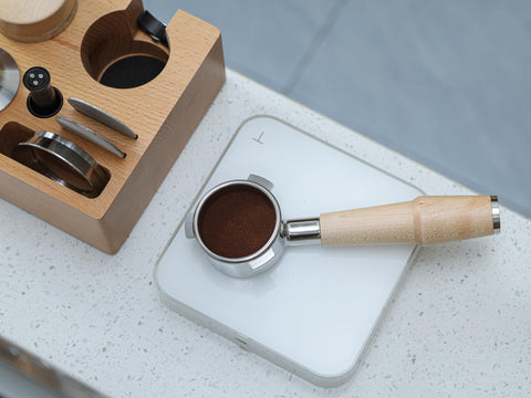 KNODOS bottomless 54mm portafilter lets you observe extraction in real time.