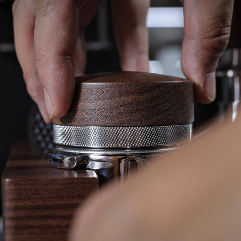 KNODOS adjustable-depth espresso leveler for customized leveling during shot preparation.