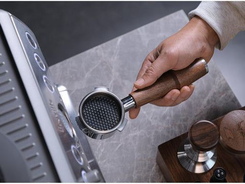 KNODOS portafilter with 18–21g basket enables even flow potential.